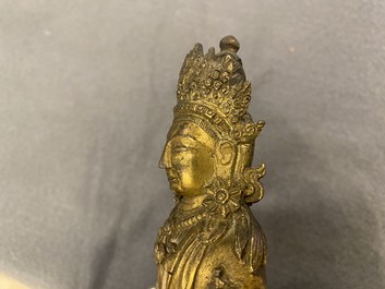 Een Chinese vergulde bronzen figuur van Boeddha Amitayus, Qianlong